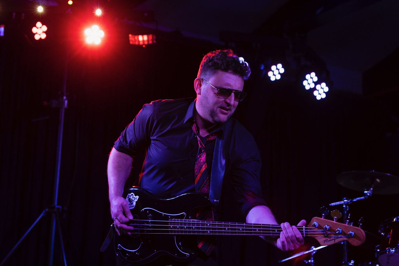 SUPER DREI live im Club mit rotem Bühnenlicht