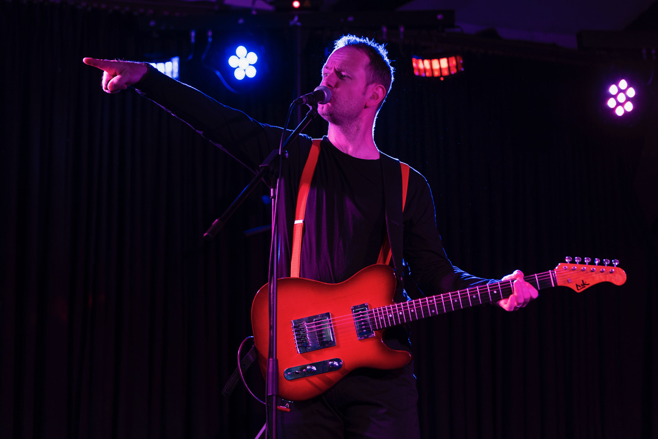 SUPER DREI live auf der Bühne – Sänger und Gitarrist der DIE ÄRZTE Coverband